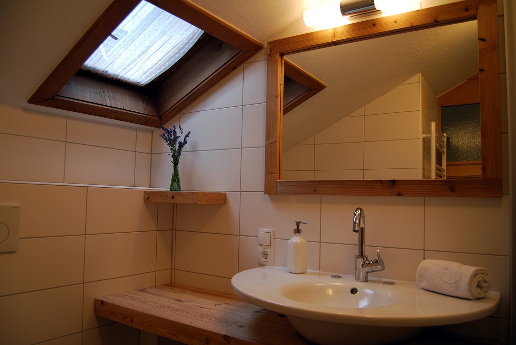 Dorfer Haus Gerlos Badezimmer Gang.JPG